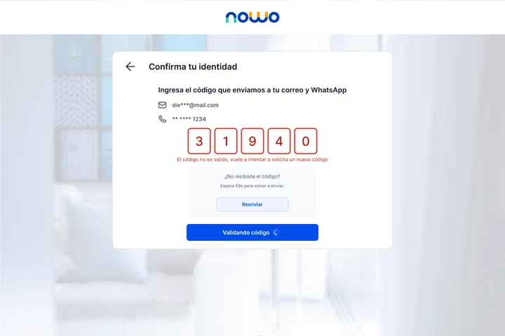 Pantalla «Confirma tu identidad» con un código de cinco dígitos marcado en rojo, un mensaje de código no válido y la opción de reenviar.